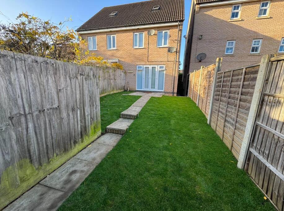 Villa Modern Townhouse - 3 Bed 2.5 Bath 2 Private Gated Parking Wellingborough Exterior foto